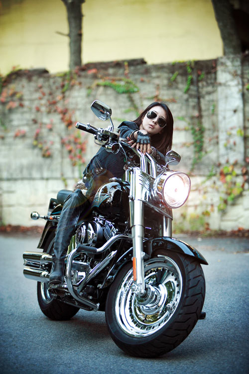 Người đẹp khoe dáng 'ngầu' bên Harley Davidson