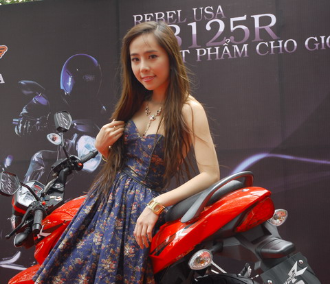 Quỳnh Nga khoe sắc cùng Rebel CB125R