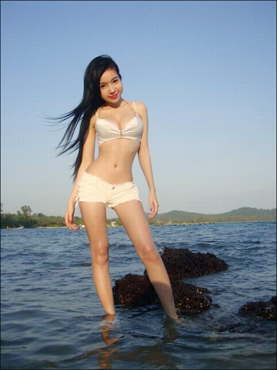 Elly Trần Hà khoe bikini trên báo Trung Quốc