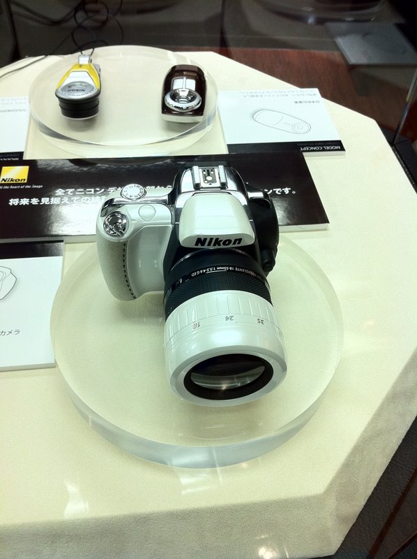 Nikon sắp ra mắt máy ảnh ống kính rời không gương lật
