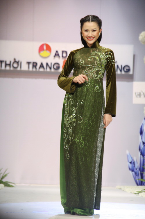 Siêu mẫu Việt dịu dàng và thướt tha với áo dài