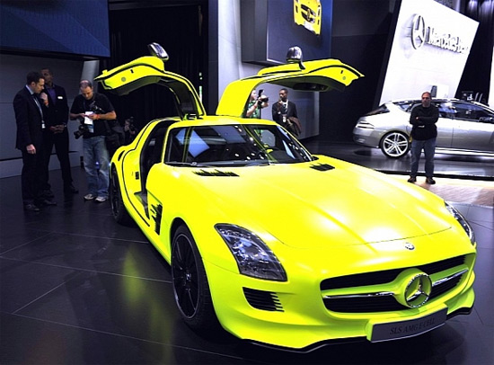 Mercedes sẽ sản xuất 'siêu xe cánh chim' chạy điện