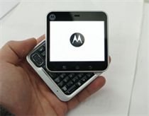 Điện thoại vuông của Motorola giá 7,5 triệu đồng ở VN