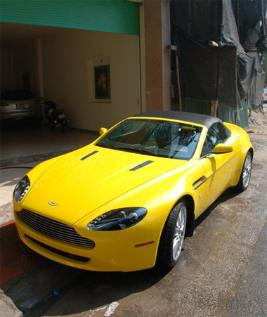 Aston Martin V8 Vantage màu vàng về Hà Nội