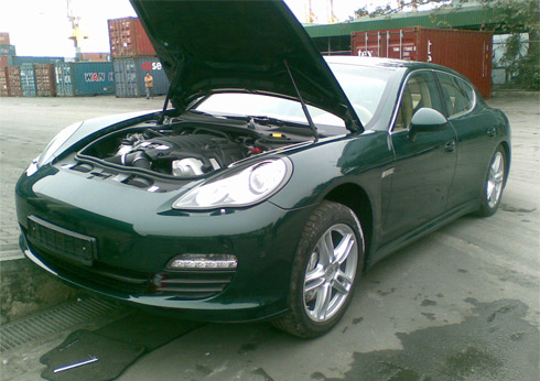 Porsche Panamera xanh lục về Việt Nam đón Tết