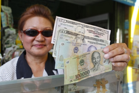 Người Việt đổ sang Campuchia đổi USD kiếm lời