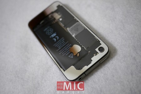 Cận cảnh iPhone 4 có bộ vỏ nhìn 'xuyên thấu'