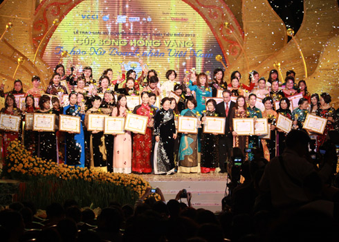 Chủ tịch Quốc Cường Gia Lai nhận cúp 'Bông hồng vàng'
