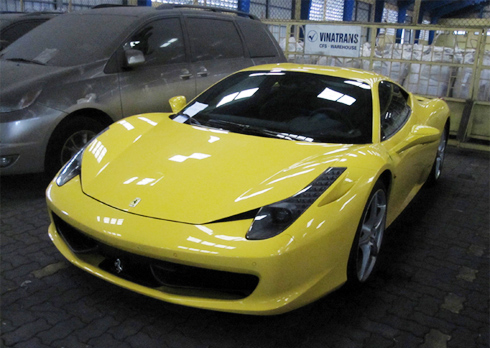 Siêu xe Ferrari 458 Italia màu vàng cập cảng Hải Phòng