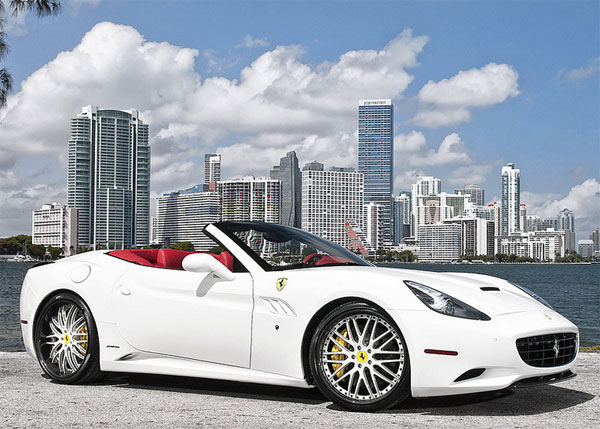 Ferrari California trắng muốt bên người mẫu hai mảnh