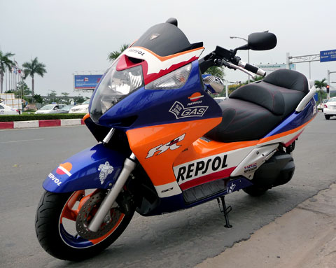 Honda Silver Wing khoác 'áo' Repsol ở Sài Gòn