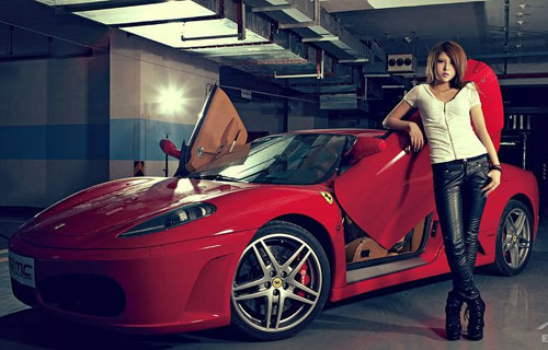 Đẹp hút hồn chân dài bên siêu xe Ferrari