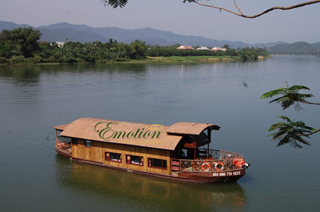 Ngủ thuyền trên sông Hương