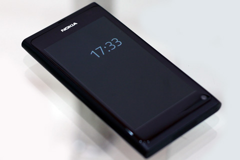 Cận cảnh Nokia N9: Smartphone cảm ứng không nút bấm
