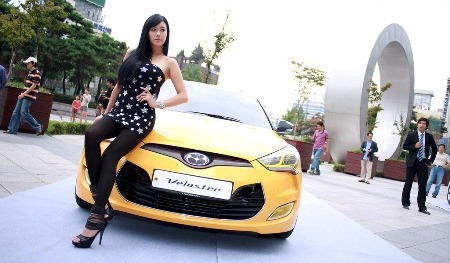 Kiều nữ khoe dáng bên xe Hyundai Veloster