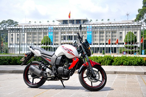 Môtô thể thao Yamaha 2011 về VN có gì mới?