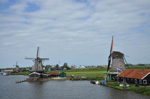 Cận cảnh làng cối xay gió Zaanse Schans ở Hà Lan