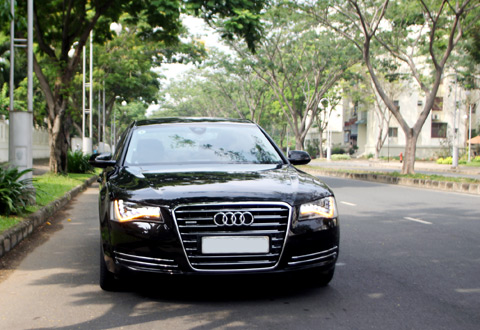 Audi A8L - limousine trên đường phố Sài Gòn