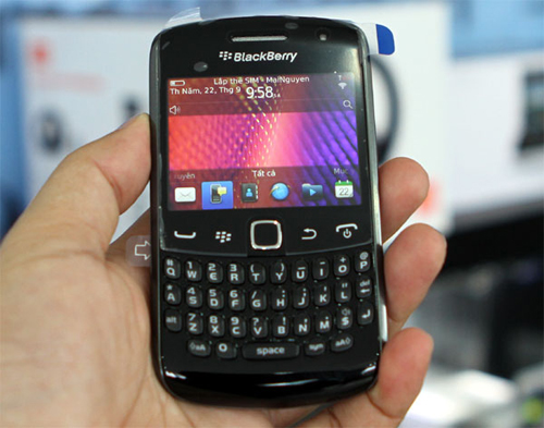 'Đập hộp' BlackBerry Curve 9360 chính hãng tại Việt Nam