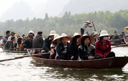 Tăng giá đò, vé thắng cảnh chùa Hương