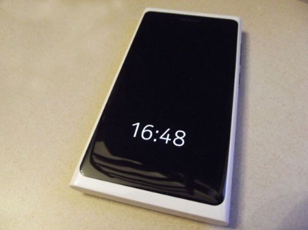 'Đập hộp' Nokia N9 màu trắng đầu tiên