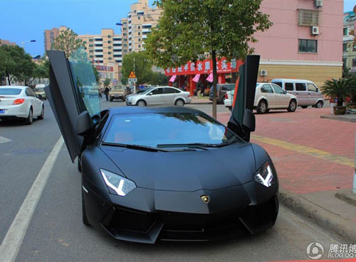 Lamborghini Aventador đen mờ ‘đốt cháy’ đường phố