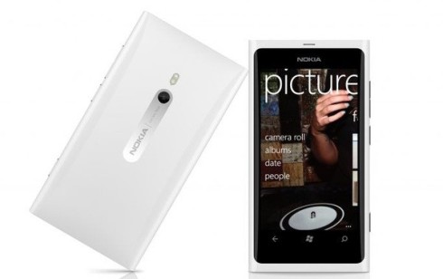 Nokia trình làng Lumia 800 màu trắng