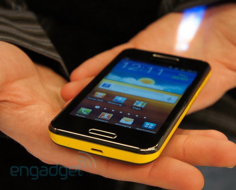 Samsung ra mắt smartphone Galaxy kiêm máy chiếu