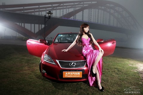 Váy hồng kiêu sa bên mui trần Lexus