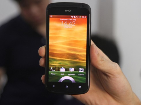 Mở hộp điện thoại One S mỏng nhất của HTC ở VN
