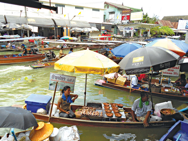 Cả hình nộm cũng chèo đò đến chợ