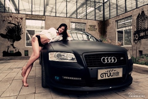 Thiếu nữ sexy bên Audi A8L