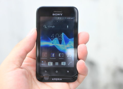 'Đập hộp' smartphone rẻ nhất của Sony tại Việt Nam