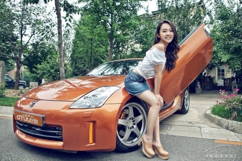 Kiều nữ đẹp nhẹ nhàng bên Nissan 350Z