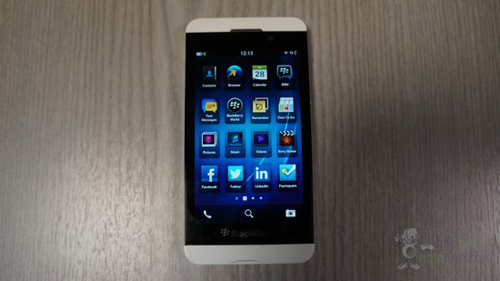 BlackBerry Z10 màu trắng đẹp không thua iPhone 5