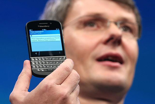 BlackBerry Q10 có giá gần 900 USD