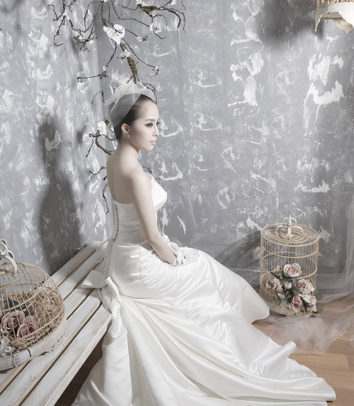 Quỳnh Nga chọn váy cưới cho nàng dâu