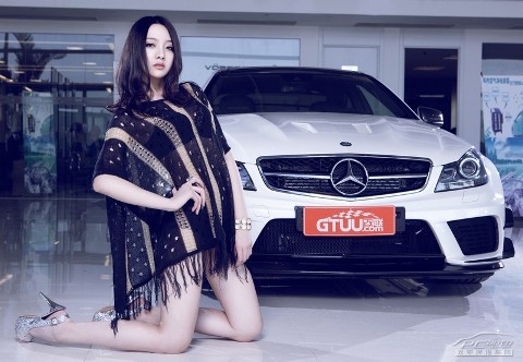 Mỹ nhân gợi cảm bên xế hộp Mercedes C63 AMG BS