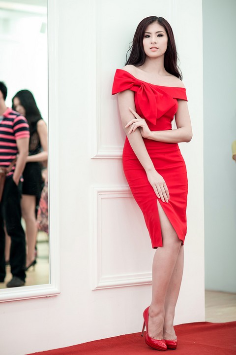 Hoa hậu Ngọc Hân khoe body với đầm đỏ hút mắt