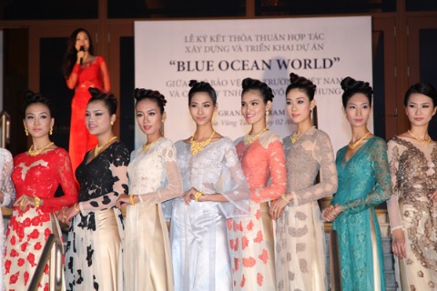 Áo dài dạ hội gắn trang sức vàng của Võ Việt Chung