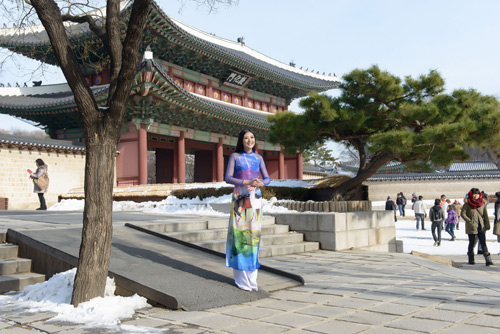 Ngọc Hân diện áo dài Xuân tại Hàn Quốc
