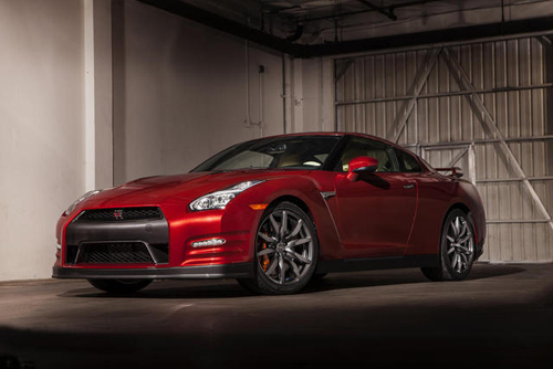 Nissan GT-R 2015 có giá từ 103.400 USD