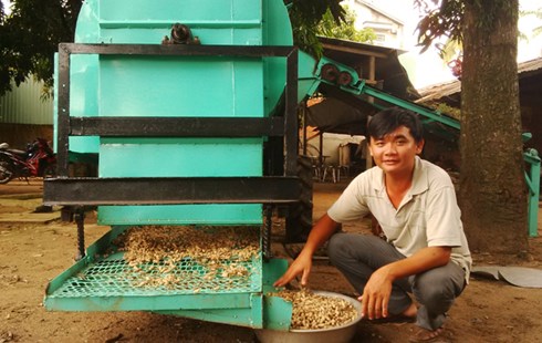 Chàng trai trẻ và máy tuốt lạc “khỏe” bằng 40 nhân công