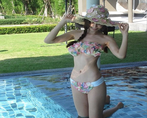 Thiếu nữ Thái "phát sốt" vì bikini hoa