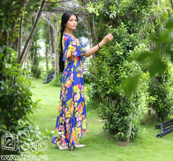 Trương Thị May đẹp rạng rỡ với váy hoa