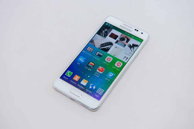Mở hộp Samsung Galaxy Alpha xách tay giá 11 triệu đồng