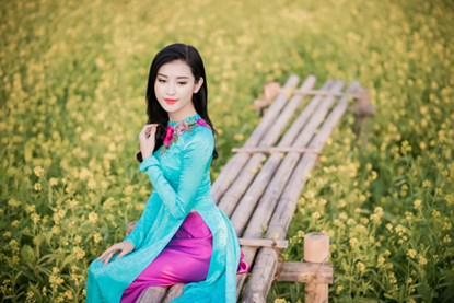 Á hậu Huyền My khoe đường cong hút mắt trong áo dài xuân