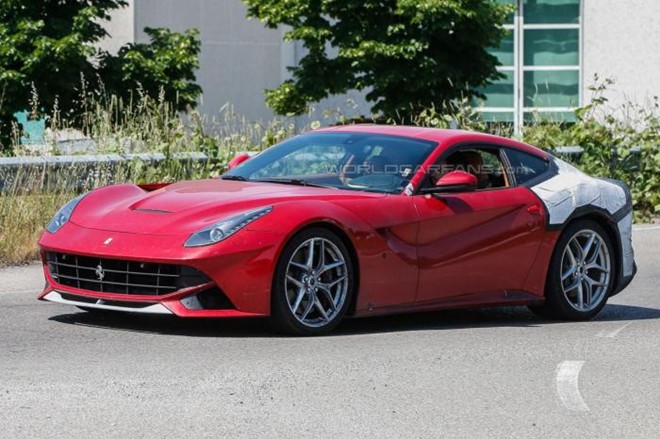 Ferrari F12 M lần đầu lộ diện