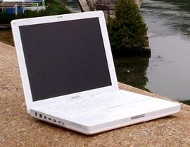 Bán laptop Mỹ quả táo khuyết hiệu Apple Ibook, giá 4tr500, rất mới như hình