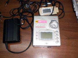 Ông Anh đi nước ngoài có để lai cho minh 1 máy (aiwa minidisc Recorder AM-F70)